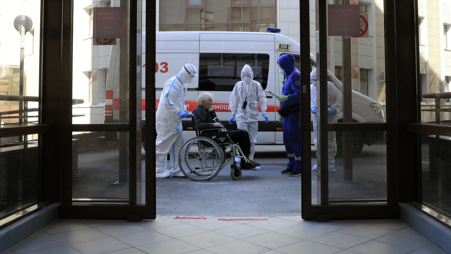Медицинские работники и пациент в стационаре для больных с коронавирусной инфекцией на базе Медицинского научно-образовательного центра МГУ - РИА Новости, 1920, 24.11.2020