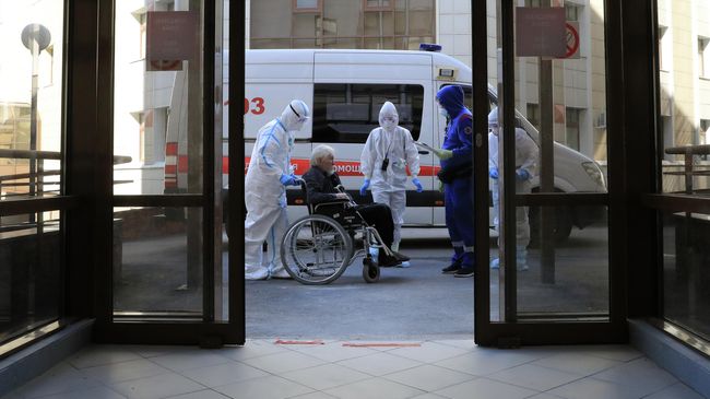 Медицинские работники и пациент в стационаре для больных с коронавирусной инфекцией на базе Медицинского научно-образовательного центра МГУ Медицинские работники и пациент в стационаре для больных с коронавирусной инфекцией на базе Медицинского научно-образовательного центра МГУ