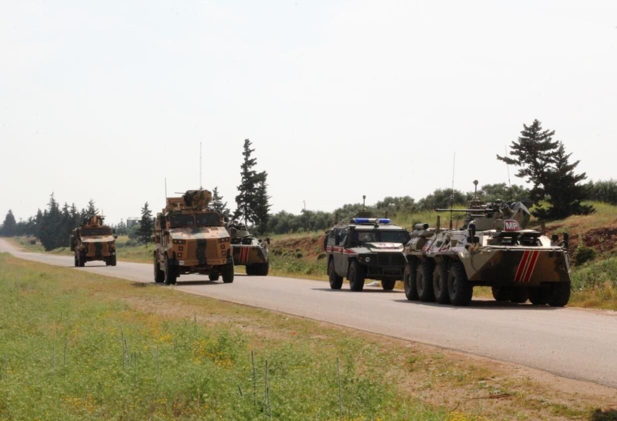 Военнослужащие РФ и Турции патрулируют участок трассы в зоне деэскалации Идлиб в Сирии Военнослужащие РФ и Турции патрулируют участок трассы в зоне деэскалации Идлиб в Сирии - РИА Новости, 1920, 22.09.2021
