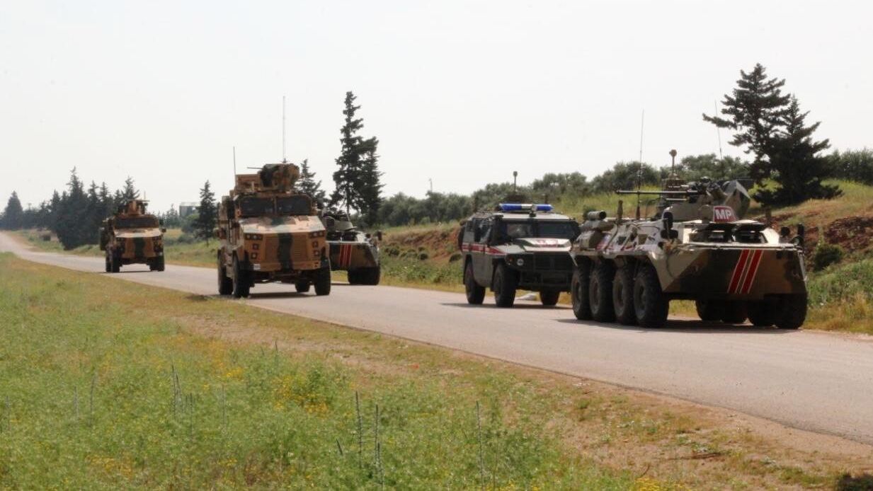 Военнослужащие РФ и Турции патрулируют участок трассы в зоне деэскалации Идлиб в Сирии Военнослужащие РФ и Турции патрулируют участок трассы в зоне деэскалации Идлиб в Сирии - РИА Новости, 1920, 08.08.2023