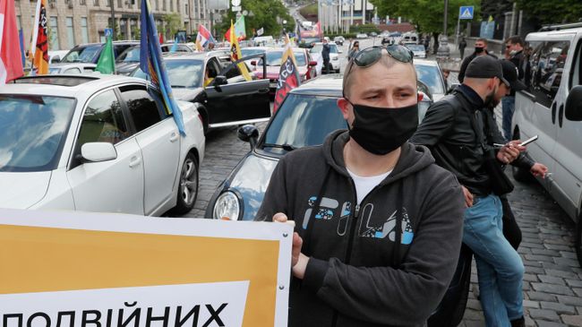 Участники акции протеста с требованием государственной поддержки малого бизнеса и отмены карантина в Киеве