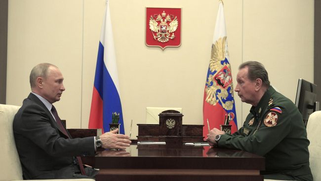 Владимир Путин и директор Федеральной службы войск национальной гвардии - главнокомандующий войсками национальной гвардии РФ Виктор Золотов во время встречи Владимир Путин и директор Федеральной службы войск национальной гвардии - главнокомандующий войсками национальной гвардии РФ Виктор Золотов во время встречи