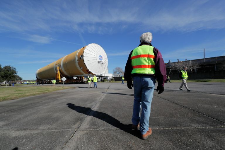 Центральный блок ракеты SLS космической программы Артемида в производственном центре НАСА в Новом Орлеане готовится к отправке в центр НАСА имени Джона Стениса для тестирования Центральный блок ракеты SLS космической программы Артемида в производственном центре НАСА в Новом Орлеане готовится к отправке в центр НАСА имени Джона Стениса для тестирования