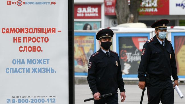 Сотрудники полиции в защитных масках Сотрудники полиции в защитных масках