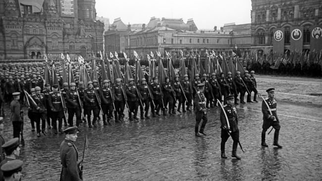 Парад Победы, проходивший на Красной площади в Москве 24 июня 1945 года в ознаменование разгрома фашистской Германии во Второй мировой войне 1939-1945 годов Парад Победы, проходивший на Красной площади в Москве 24 июня 1945 года в ознаменование разгрома фашистской Германии во Второй мировой войне 1939-1945 годов