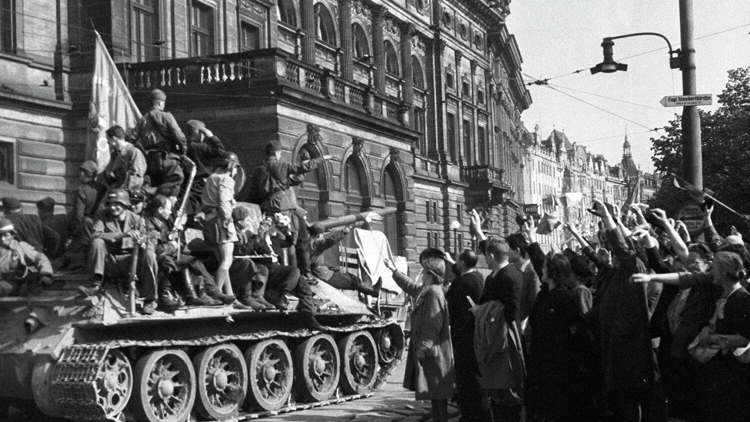 Жители Праги приветствуют советские войска. 9 Мая 1945 года Жители Праги приветствуют советские войска. 9 Мая 1945 года - РИА Новости, 1920, 09.05.2026