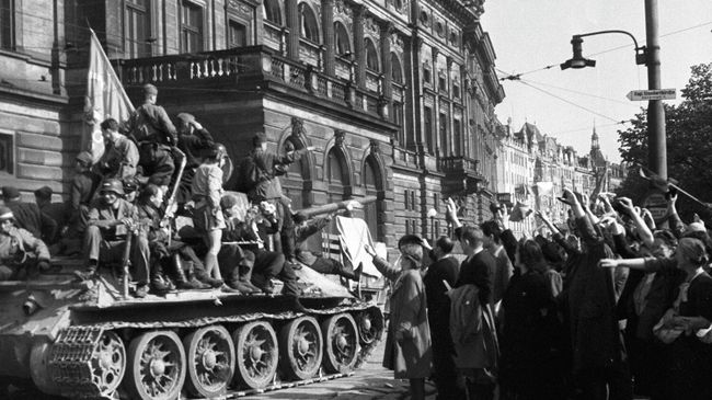 Жители Праги приветствуют советские войска. 9 Мая 1945 года