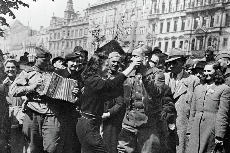 Советские воины и жители города празднуют освобождение Праги на Вацлавской площади Советские воины и жители города празднуют освобождение Праги на Вацлавской площади