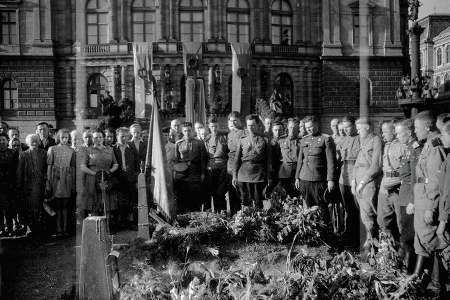 Советские солдаты и офицеры стоят у могилы советских танкистов, погибших при освобождении Праги. Советские солдаты и офицеры стоят у могилы советских танкистов, погибших при освобождении Праги.