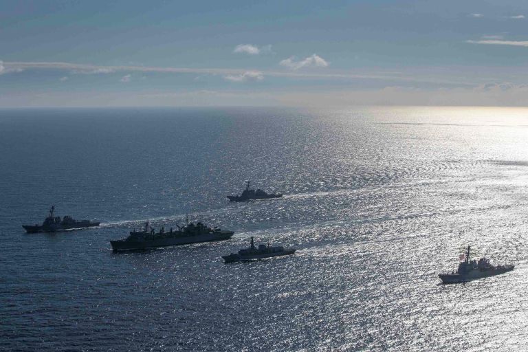 Эсминцы ВМС США Портер, Дональд Кук и Франклин Рузвельт, корабль поддержки USNS Supply и британский фрегат Кент во время учений в Баренцевом море. 5 мая 2020 Эсминцы ВМС США Портер, Дональд Кук и Франклин Рузвельт, корабль поддержки USNS Supply и британский фрегат Кент во время учений в Баренцевом море. 5 мая 2020