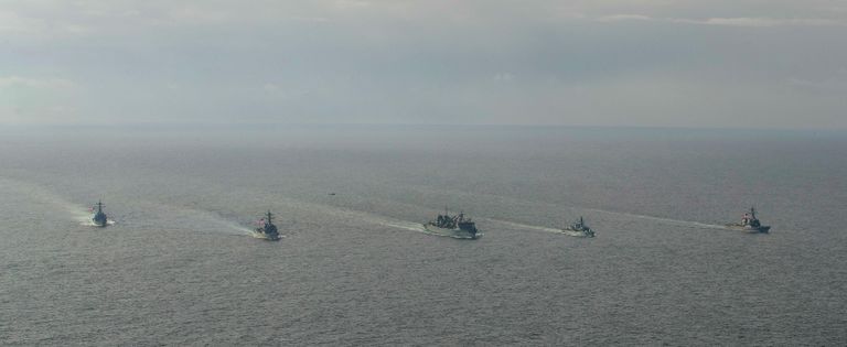 Эсминцы ВМС США Портер, Дональд Кук и Франклин Рузвельт и британский фрегат Кент во время учений в Баренцевом море. 5 мая 2020