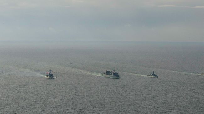 Эсминцы ВМС США Портер, Дональд Кук и Франклин Рузвельт и британский фрегат Кент во время учений в Баренцевом море. 5 мая 2020 Эсминцы ВМС США Портер, Дональд Кук и Франклин Рузвельт и британский фрегат Кент во время учений в Баренцевом море. 5 мая 2020