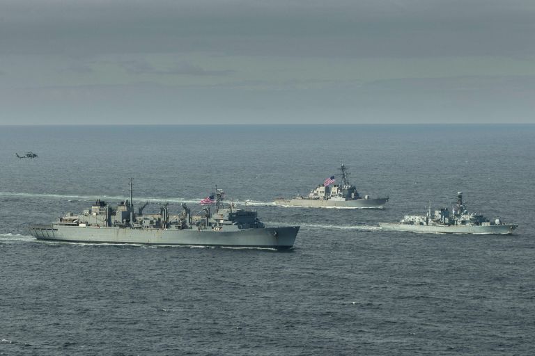 Эсминец ВМС США Портер, корабль поддержки USNS Supply и британский фрегат Кент во время учений в Баренцевом море. 5 мая 2020 