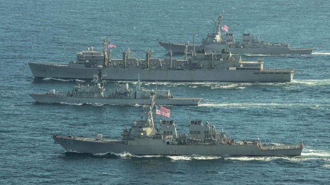 Эсминцы ВМС США Портер, Дональд Кук и Франклин Рузвельт и британский фрегат Кент