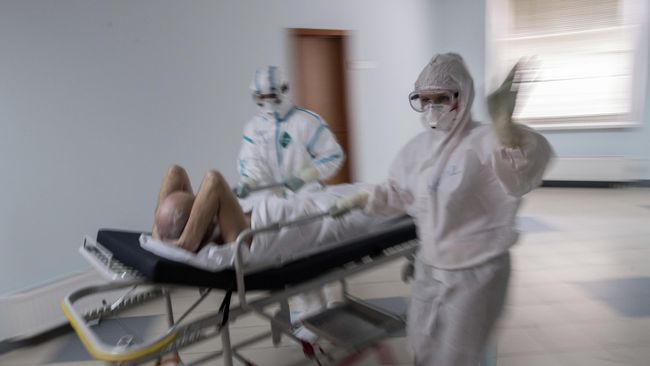 Врачи и пациент госпиталя для зараженных коронавирусной инфекцией COVID-19 центра МГУ имени М. В. Ломоносова Врачи и пациент госпиталя для зараженных коронавирусной инфекцией COVID-19 центра МГУ имени М. В. Ломоносова