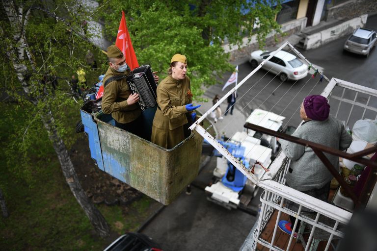 Гармонист и солистка поздравляют ветерана Великой Отечественной войны Татьяну Прокопьевну Белесову с наступающим днем Победы в Новосибирске