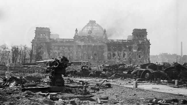 Зенитное орудие стоит у развалин Рейхстага в Берлине. Май 1945 года Зенитное орудие стоит у развалин Рейхстага в Берлине. Май 1945 года
