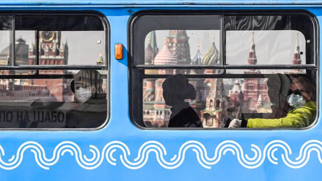 Пассажиры в защитных масках в трамвае в центре Москвы Пассажиры в защитных масках в трамвае в центре Москвы