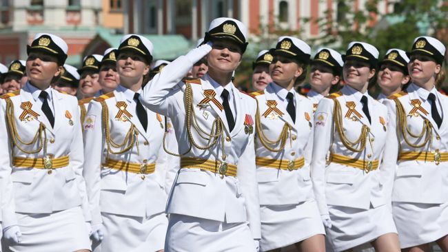 Cводный парадный расчет женщин-военнослужащих Военного университета министерства обороны РФ во время военного парада на Красной площади Cводный парадный расчет женщин-военнослужащих Военного университета министерства обороны РФ во время военного парада на Красной площади