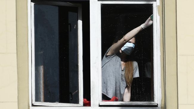 Девушка в защитной маске в квартире жилого дома в Москве Девушка в защитной маске в квартире жилого дома в Москве
