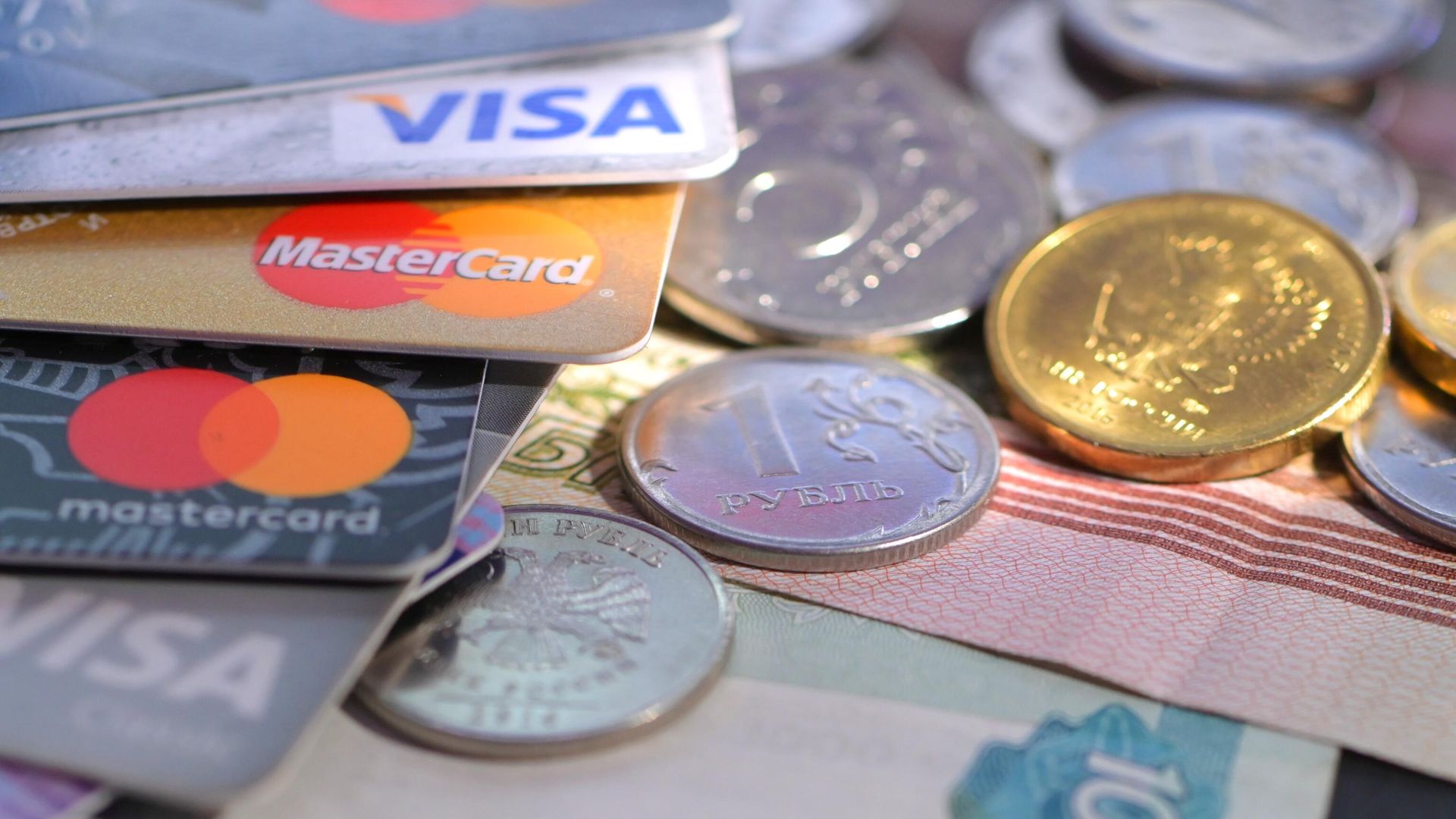 Банковские карты международных платежных систем VISA и MasterCard Банковские карты международных платежных систем VISA и MasterCard - РИА Новости, 1920, 14.04.2022