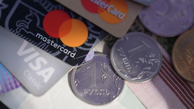 Монеты номиналом один рубль, банковские карты международных платежных систем VISA и MasterCard Монеты номиналом один рубль, банковские карты международных платежных систем VISA и MasterCard