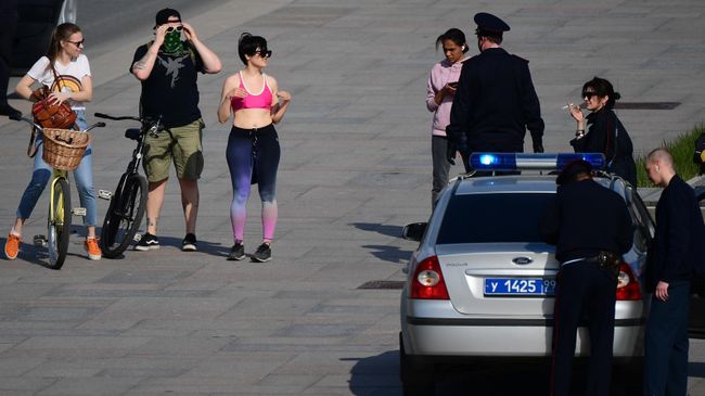 Сотрудники полиции проверяют документы у жителей, катающихся на роликах, скейтах, велосипедах по Москворецкой набережной в Москве Сотрудники полиции проверяют документы у жителей, катающихся на роликах, скейтах, велосипедах по Москворецкой набережной в Москве