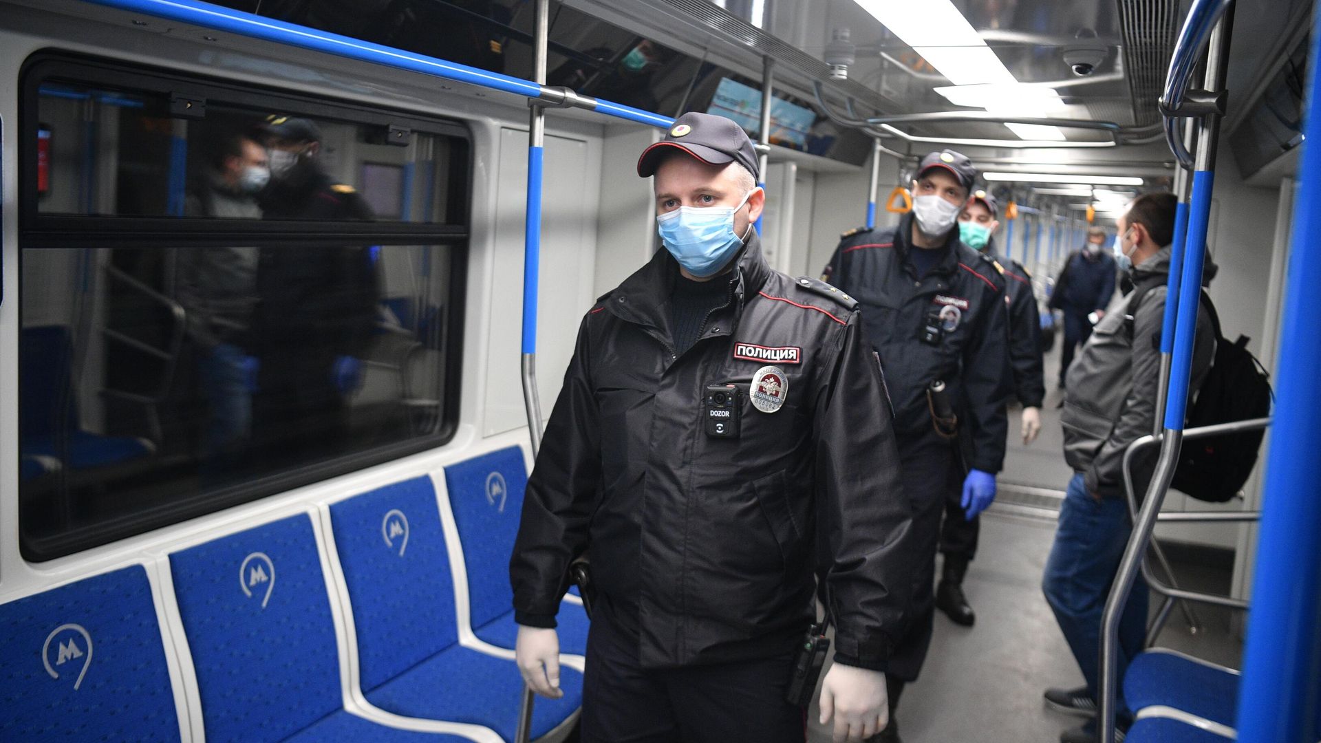 Сотрудники полиции в защитных масках в вагоне московского метро Сотрудники полиции в защитных масках в вагоне московского метро - РИА Новости, 1920, 20.10.2021