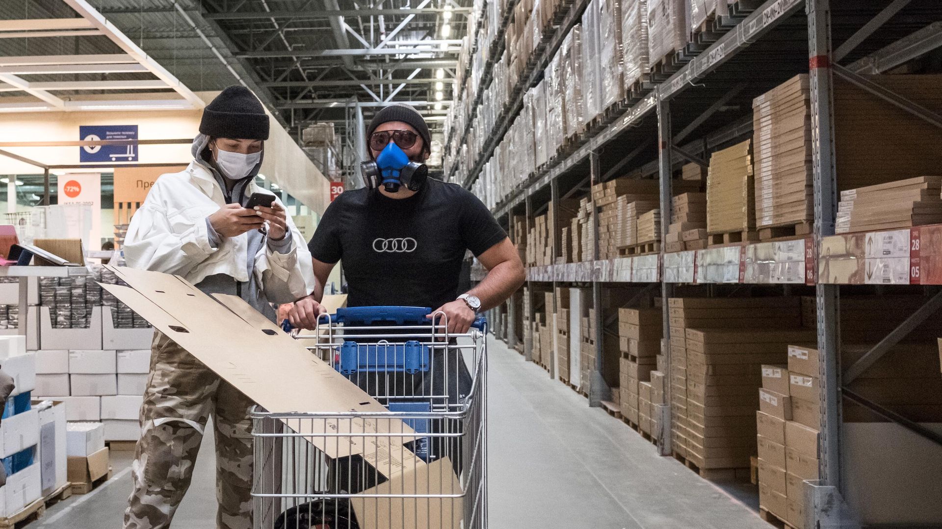 Покупатели в защитных масках в магазине IKEA Покупатели в защитных масках в магазине IKEA - РИА Новости, 1920, 01.07.2021