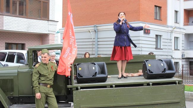 Волонтеры и артисты поздравили ветерана Великой Отечественной войны Анатолия Шевченко с Днем Победы в Барнауле Волонтеры и артисты поздравили ветерана Великой Отечественной войны Анатолия Шевченко с Днем Победы в Барнауле
