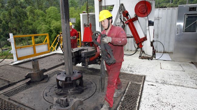 Рабочий на газовом месторождении в Китае Рабочий на газовом месторождении в Китае