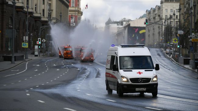 Автомобиль скорой помощи в центре Москвы. Автомобиль скорой помощи в центре Москвы.