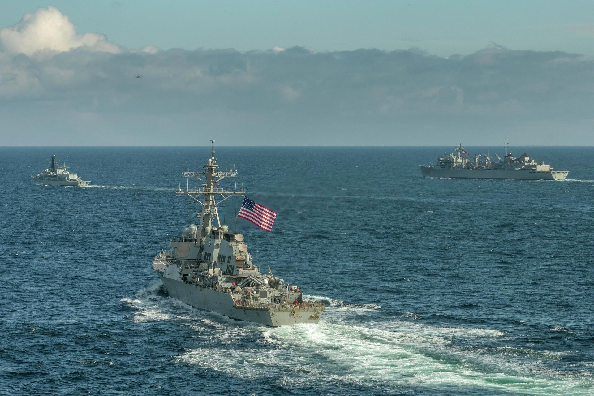 Эсминец ВМС США Портер, корабль поддержки USNS Supply и британский фрегат Кент во время учений в Баренцевом море. 5 мая 2020 Эсминец ВМС США Портер, корабль поддержки USNS Supply и британский фрегат Кент во время учений в Баренцевом море. 5 мая 2020 - РИА Новости, 1920, 21.04.2023
