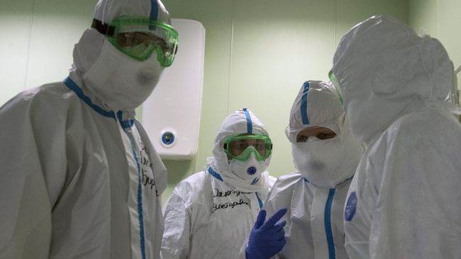 Врачи госпиталя для зараженных коронавирусной инфекцией COVID-19 Врачи госпиталя для зараженных коронавирусной инфекцией COVID-19