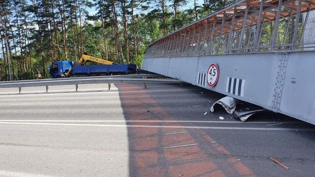 На месте обрушения надземного перехода в Тюменской области На месте обрушения надземного перехода в Тюменской области