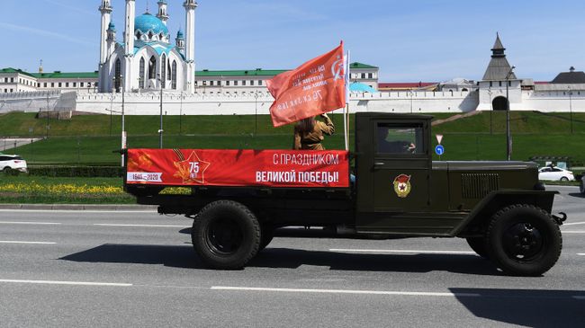Автомобиль ЗИС-5 во время праздничного заезда военной исторической техники по улицам Казани Автомобиль ЗИС-5 во время праздничного заезда военной исторической техники по улицам Казани