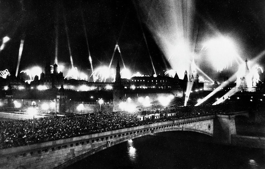 9 мая 1945 г. в ознаменование Победы над Германией в Москве был дан салют из 30 артиллерийских залпов из 1 тысячи орудий, сопровождающийся перекрестными лучами из 160 прожекторов и пуском разноцветных ракет 9 мая 1945 г. в ознаменование Победы над Германией в Москве был дан салют из 30 артиллерийских залпов из 1 тысячи орудий, сопровождающийся перекрестными лучами из 160 прожекторов и пуском разноцветных ракет