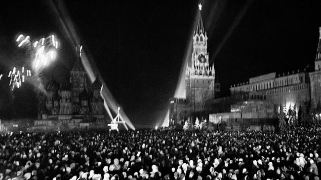 Салют на Красной площади в Москве по случаю Дня Победы 9 мая 1945 года