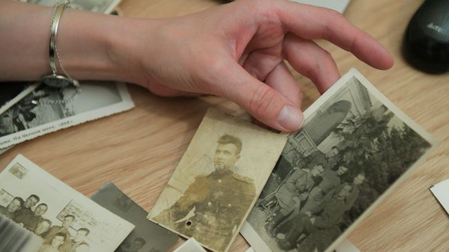 Жительница Москвы отбирает фотографии для участия в акции Бессмертный полк онлайн Жительница Москвы отбирает фотографии для участия в акции Бессмертный полк онлайн