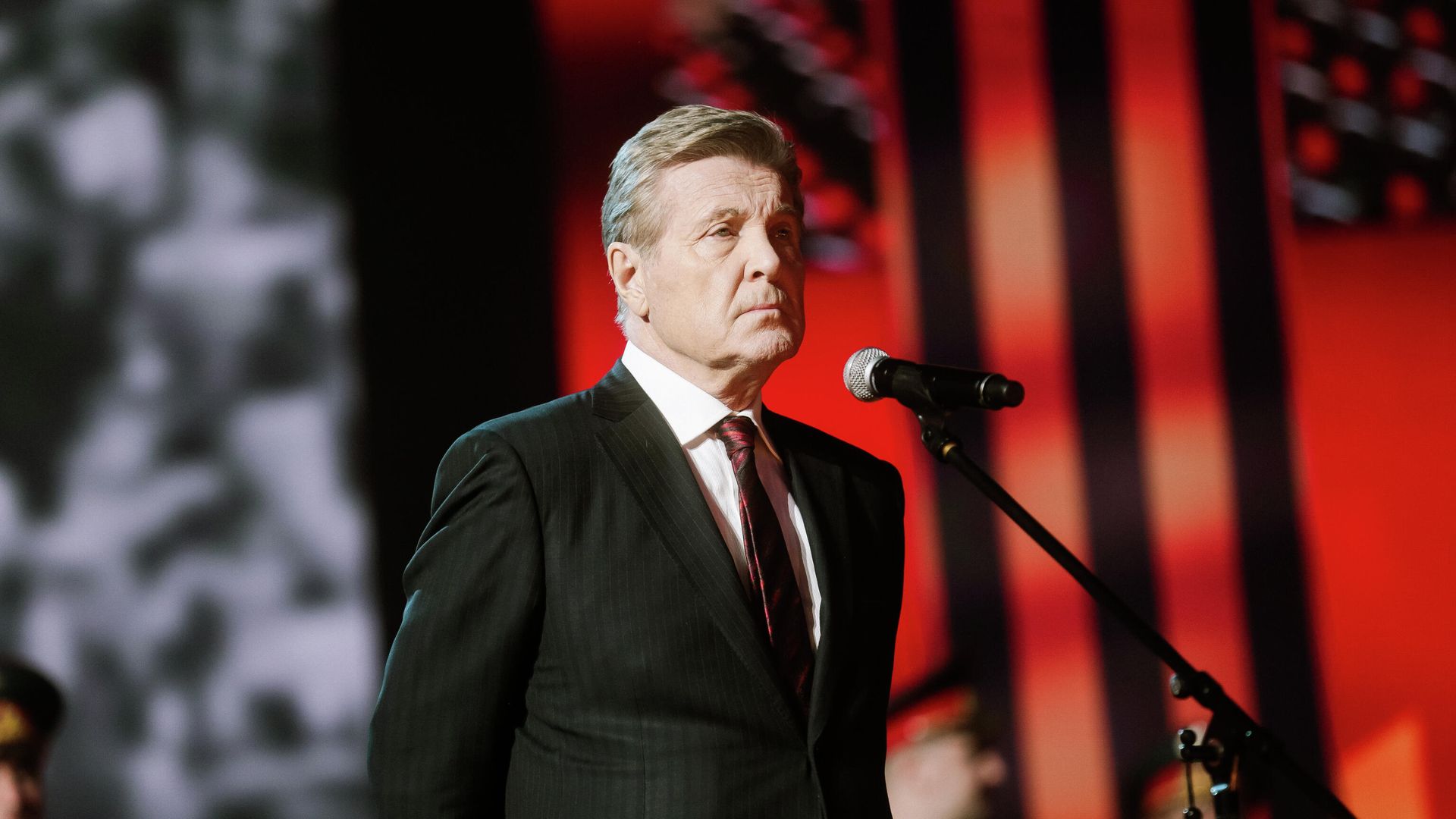 Певец Лев Лещенко во время записи онлайн-концерта Песни Великой Победы на Первом канале Певец Лев Лещенко во время записи онлайн-концерта Песни Великой Победы на Первом канале - РИА Новости, 1920, 06.11.2020