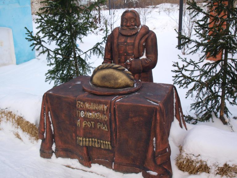 Памятник пельменю в Миассе, Челябинская область Памятник пельменю в Миассе, Челябинская область
