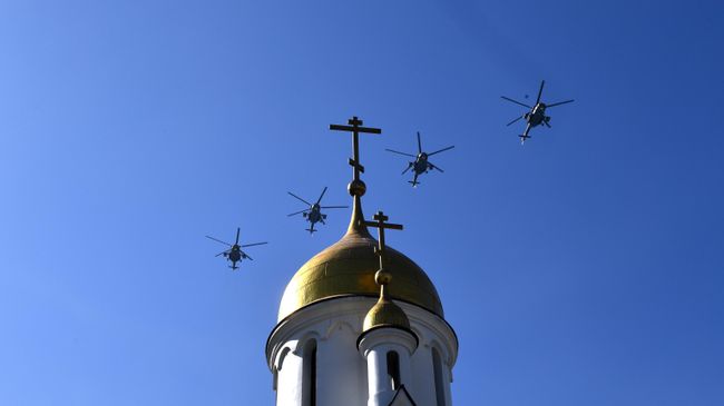 Многоцелевые вертолеты Ми-8 во время воздушного парада Победы в Новосибирске Многоцелевые вертолеты Ми-8 во время воздушного парада Победы в Новосибирске