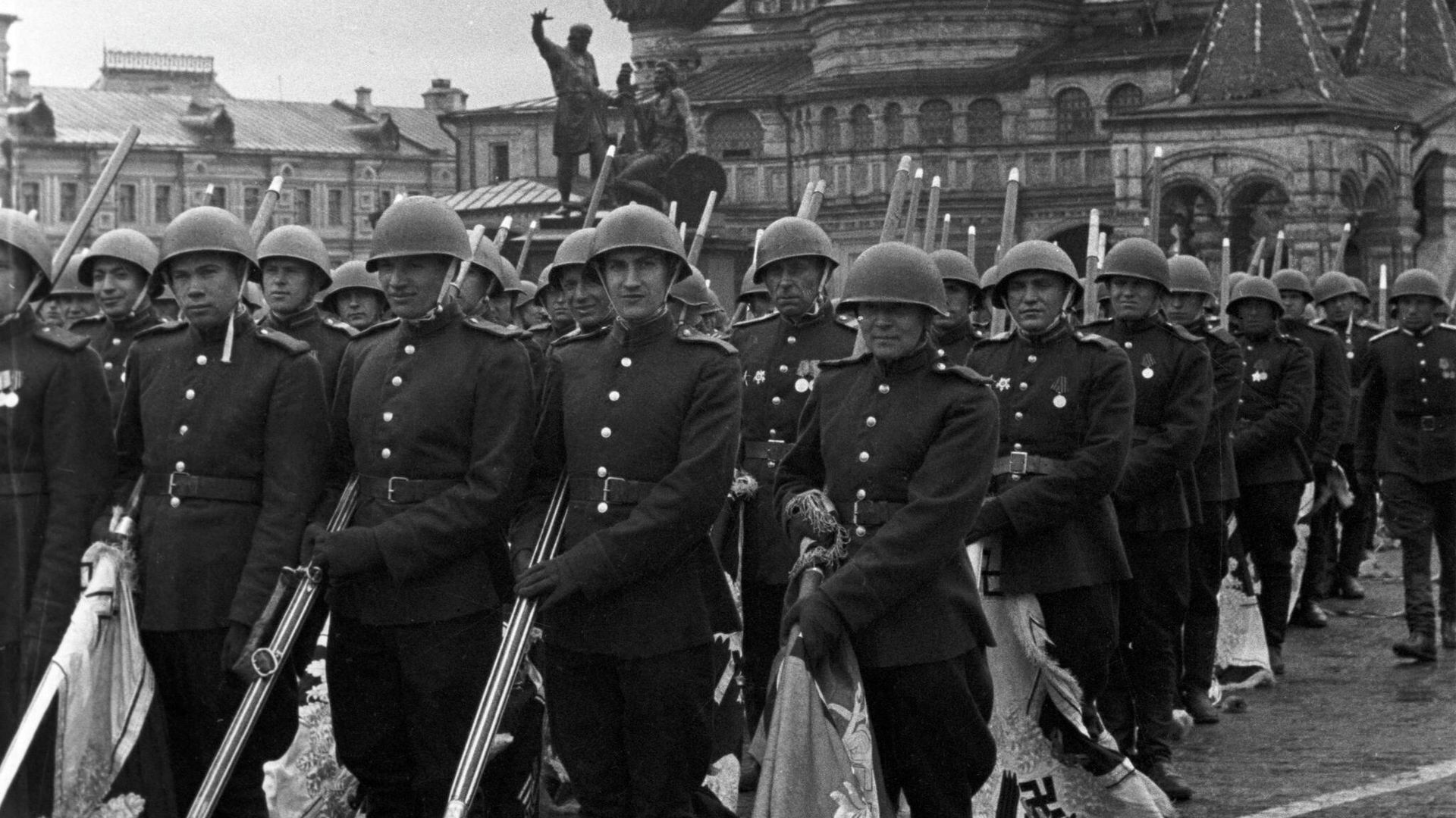Советские воины со знаменами и штандартами разгромленных фашистских армий на параде Победы в Москве 24 июня 1945 года Советские воины со знаменами и штандартами разгромленных фашистских армий на параде Победы в Москве 24 июня 1945 года - РИА Новости, 1920, 22.07.2022