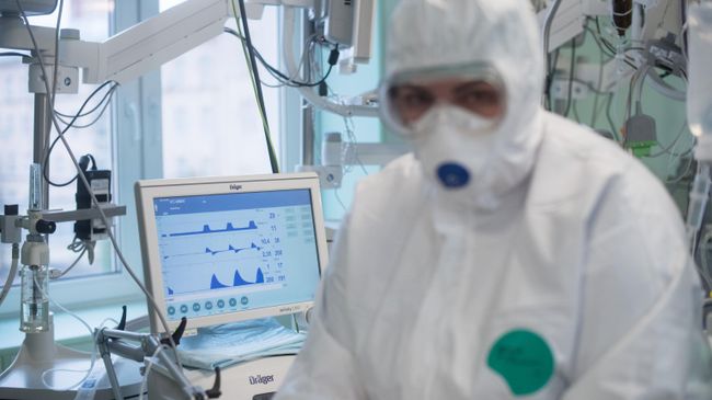 Врач в защитном костюме Врач в защитном костюме