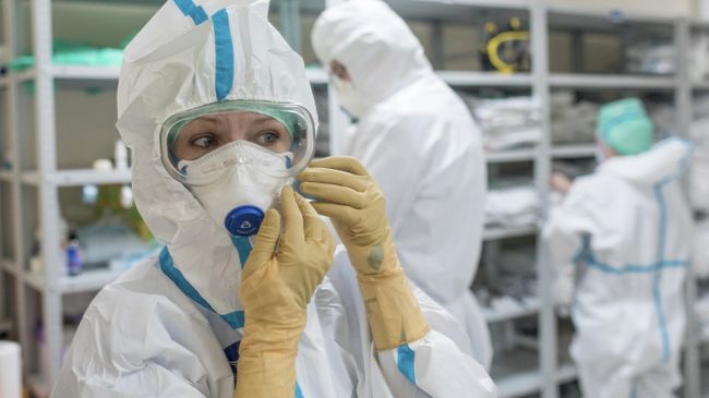 Врач в защитном костюме Врач в защитном костюме