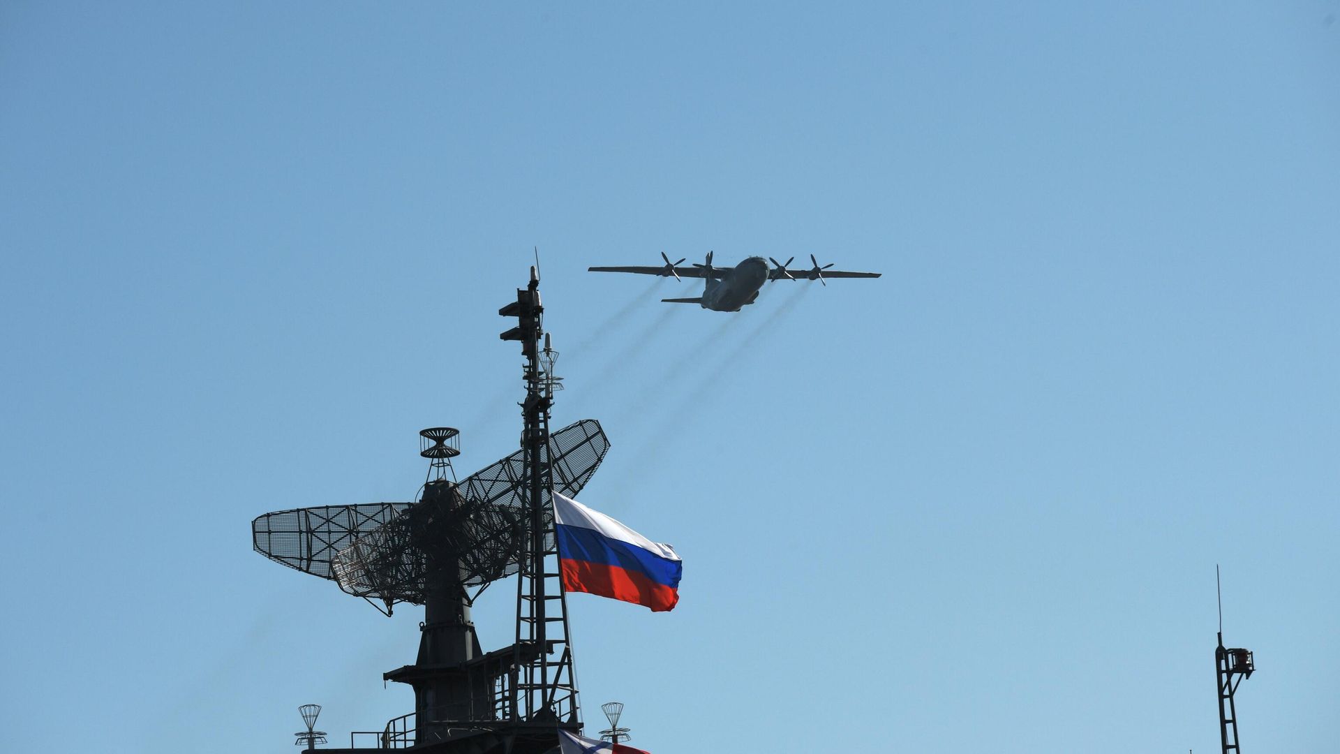 Военно-транспортный самолет Ан-12 во время воздушного парада Победы в Санкт-Петербурге Военно-транспортный самолет Ан-12 во время воздушного парада Победы в Санкт-Петербурге - РИА Новости, 1920, 01.12.2020