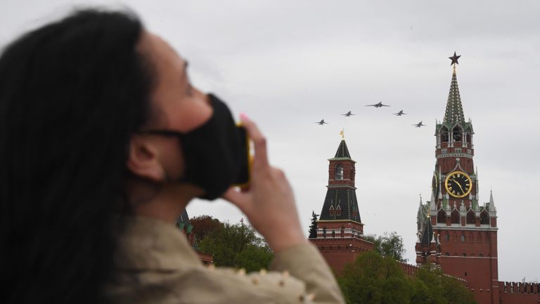 Девушка наблюдает за воздушным парадом Победы в Москве Девушка наблюдает за воздушным парадом Победы в Москве