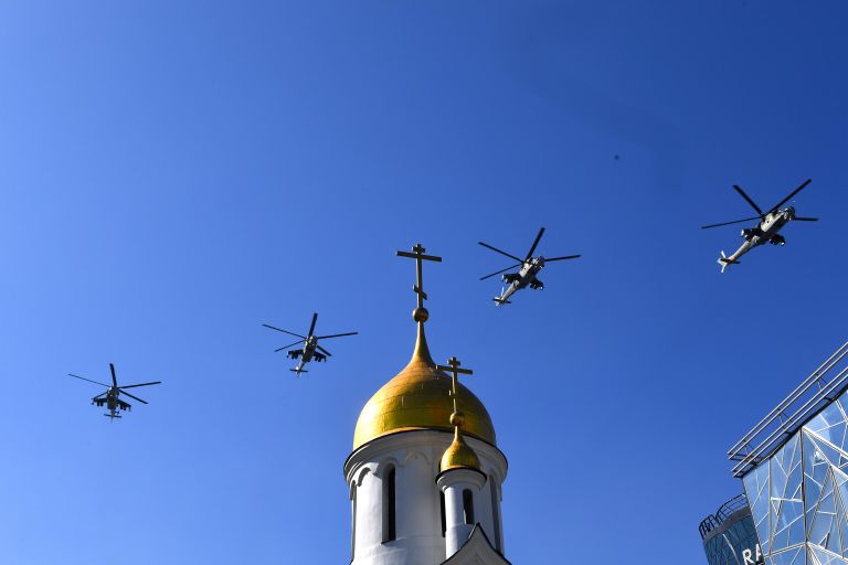 Вертолеты Ми-24 во время воздушного парада Победы в Новосибирске Вертолеты Ми-24 во время воздушного парада Победы в Новосибирске
