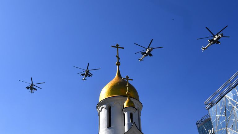 Вертолеты Ми-24 во время воздушного парада Победы в Новосибирске Вертолеты Ми-24 во время воздушного парада Победы в Новосибирске