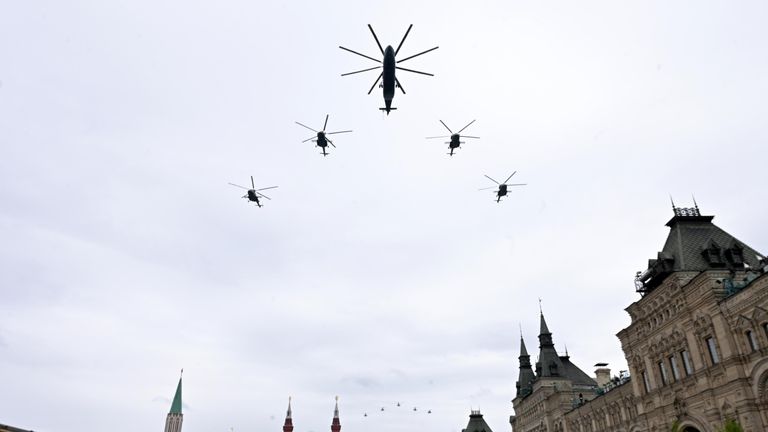Тяжелый вертолет Ми-26 и многоцелевые вертолеты Ми-8 на воздушном параде Победы в Москве Тяжелый вертолет Ми-26 и многоцелевые вертолеты Ми-8 на воздушном параде Победы в Москве